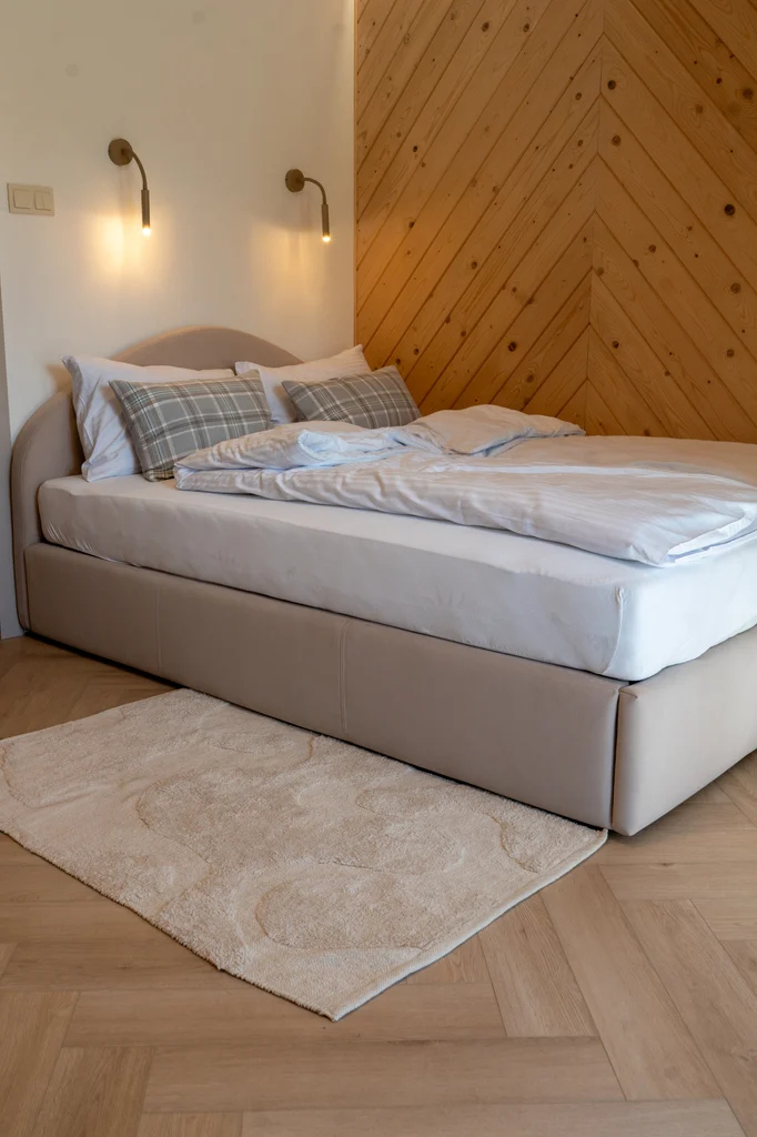 Bed and lamps in the bedroom